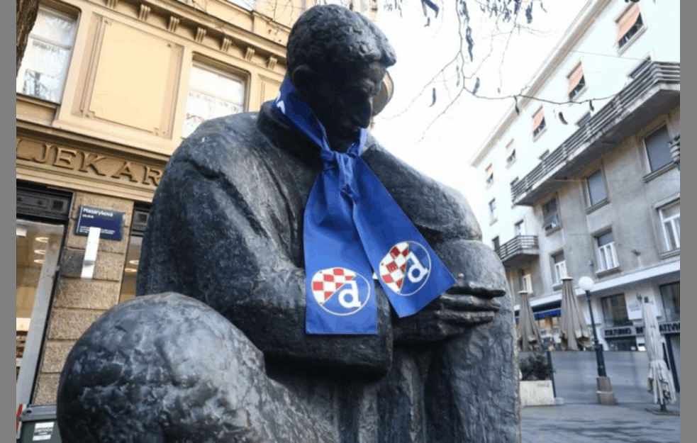 NAVIJAČI DINAMA PRISVOJILI SRPSKOG GENIJA: Bed Blu Bojsi okitili TESLIN spomenik <span style='color:red;'><b>šalovi</b></span>ma DINAMA!